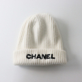 CHANEL ホワイト　ニット帽　新作❤️ 光るスパンコール付き ビジュー CHANEL(シャネル) ニットキャップ・ビーニー(レディース